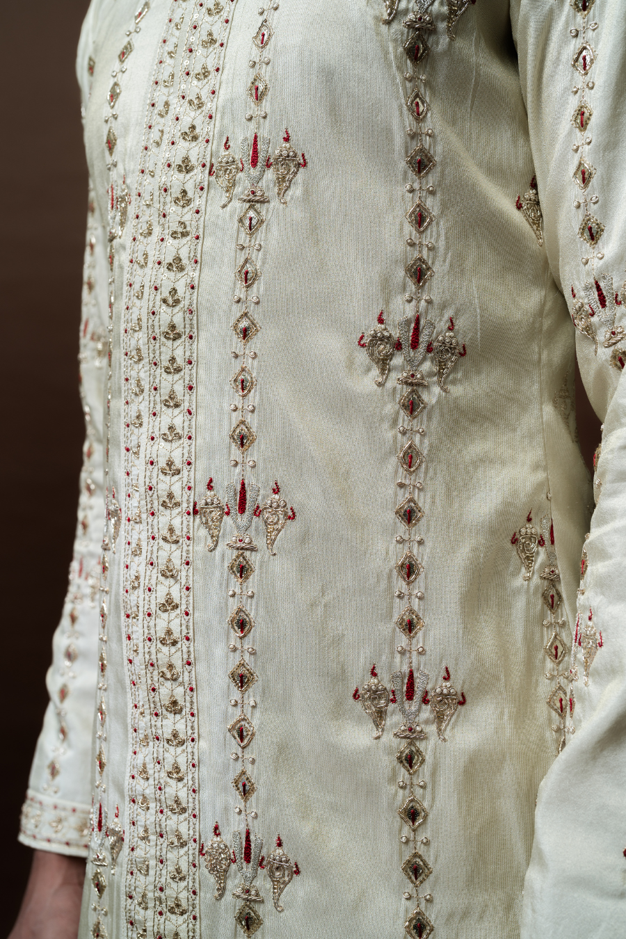 Stay rooted in culture with this ivory Pattu-inspired ensemble, complete with a traditional stole and elegant embroidery. Perfect for Muhurtham or Reception functions.
